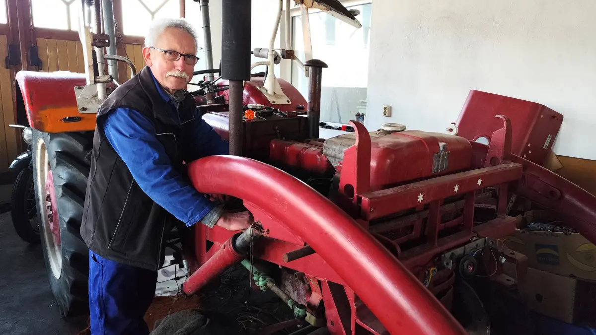 Der Handwerksmeister an einem McCormik, ein robuster Traktor italienischer Bauart. Er wird bald wieder flott sein.