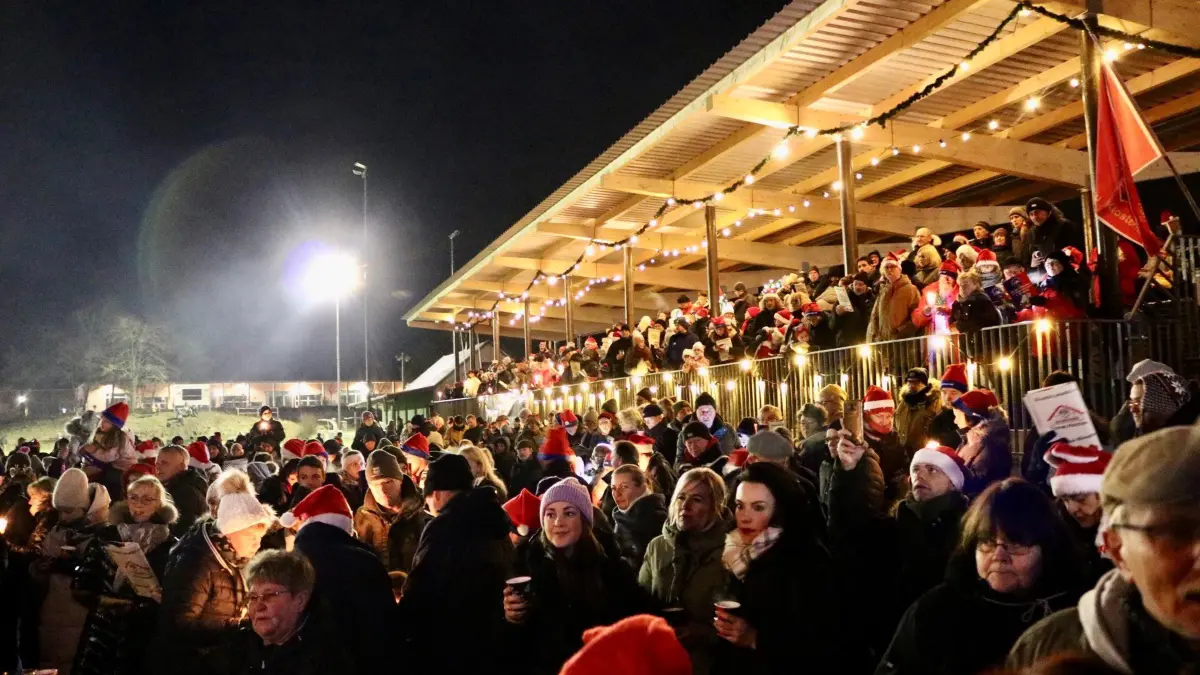 Weihnachtssingen Union klosterfelde: Festliche Stimmung beim Weihnachtssingen im Stadion von Union Klosterfelde, fotografiert am 23. Dezember 2023