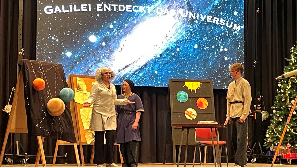 Gefährlich ist, die Augen vor der Wahrheit zu verschließen: Schüler der 9. und 10. Klassen haben sich intensiv mit dem 1939 entstandenen Stück "Leben des Galilei" von Brecht auseinandergesetzt. Sie machten die Aktualität des Stoffes deutlich.