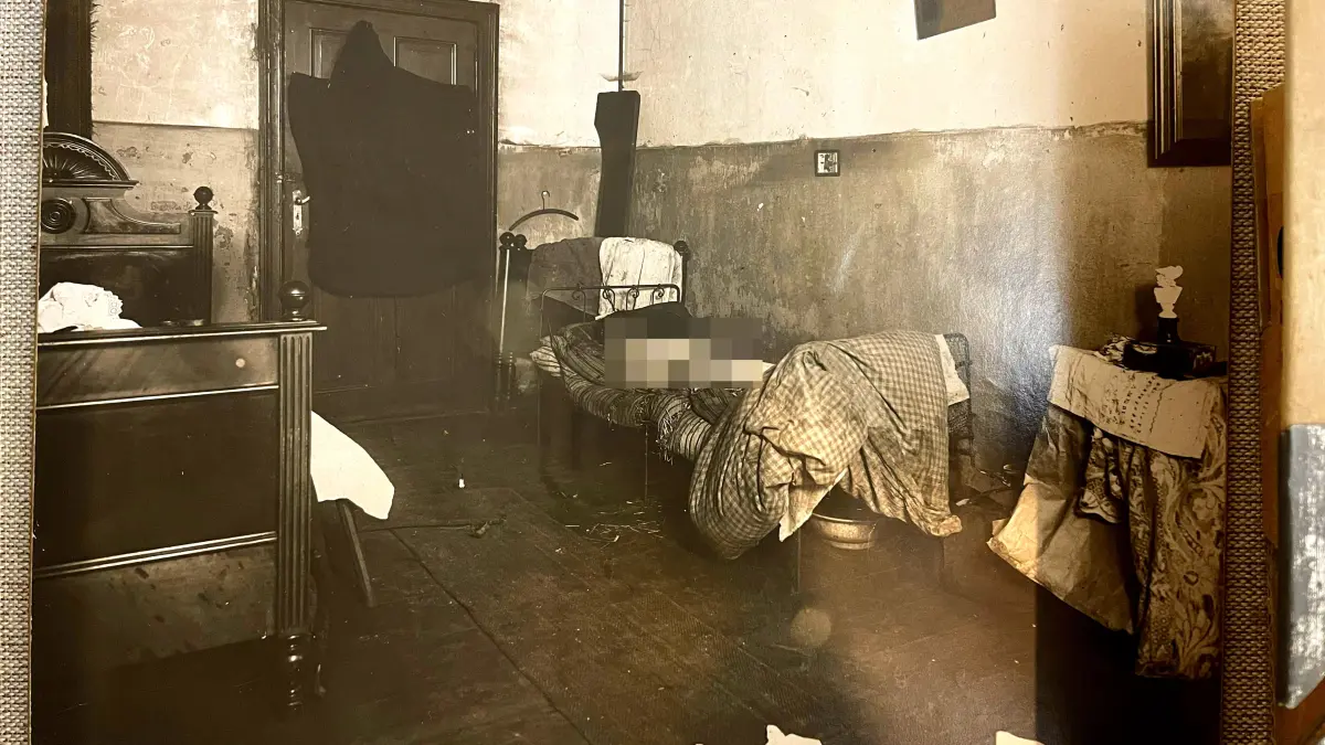 Blick in die Wohnung von Carl Großmann in Berlin, in der 1921 die Polizei grausige Spuren seiner Verbrechen entdeckte.