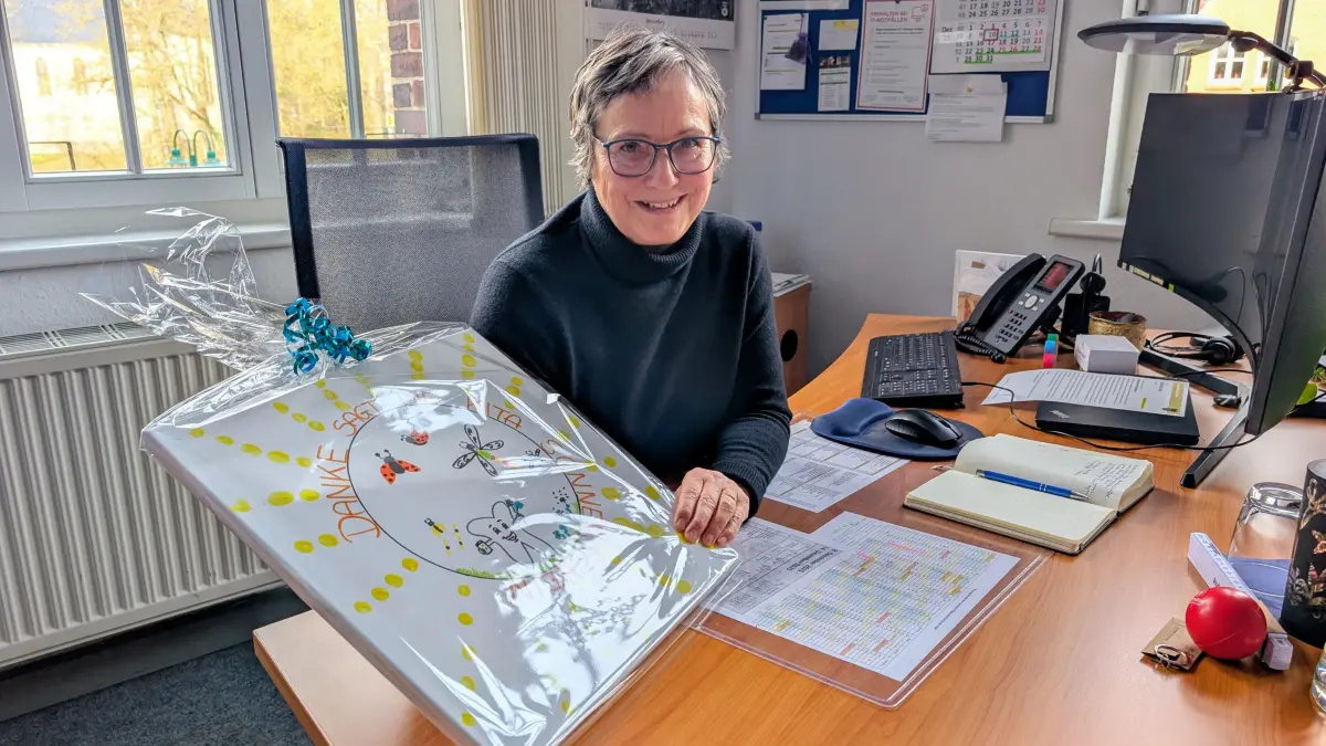 Ein großes Dankeschön: Sabine Löser in ihrem Bürgermeisterbüro mit dem Abschiedsgeschenk der Kita Sonnenschein.