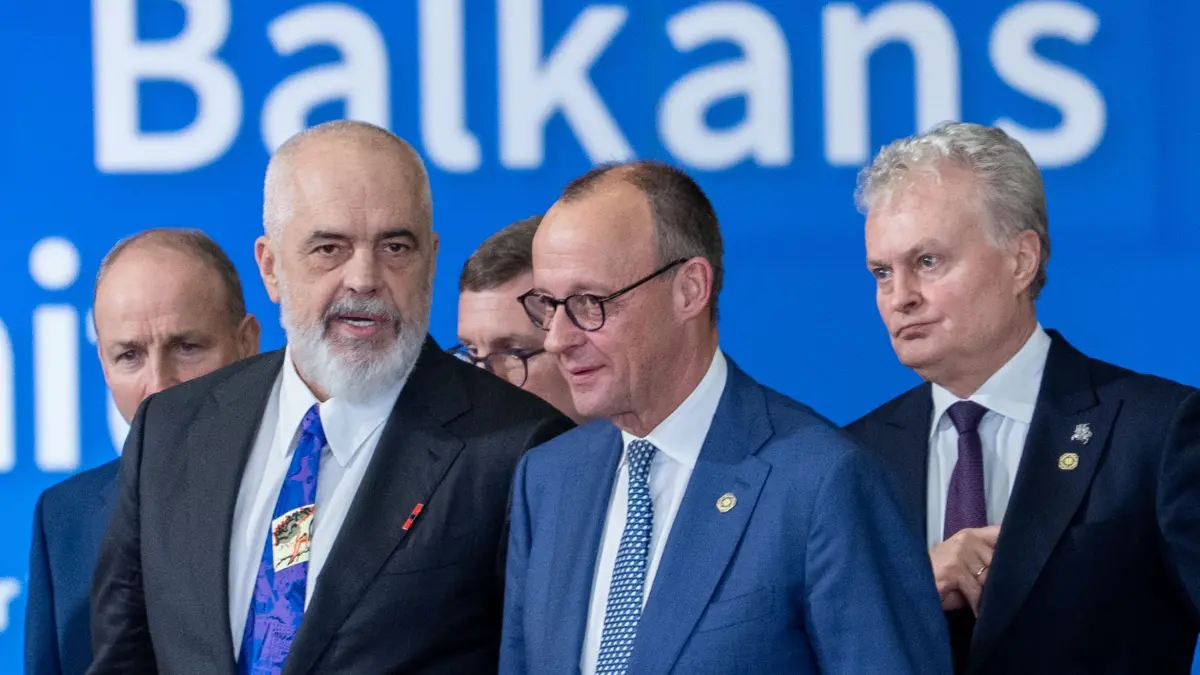 Gipfeltreffen EU-Westbalkan: 17.12.2025, Belgien, Brüssel: Bundeskanzler Friedrich Merz (CDU) kommt zwischen Edi Rama (l), Ministerpräsident von Albanien, Gitanas Nauseda, Präsident von Litauen zum Familienfoto beim Gipfeltreffen EU-Westbalkan. Thema sind die Bemühungen, die strategische Partnerschaft zwischen der Europäischen Union und dem Westbalkan weiter zu intensivieren. Foto: Michael Kappeler/dpa +++ dpa-Bildfunk +++