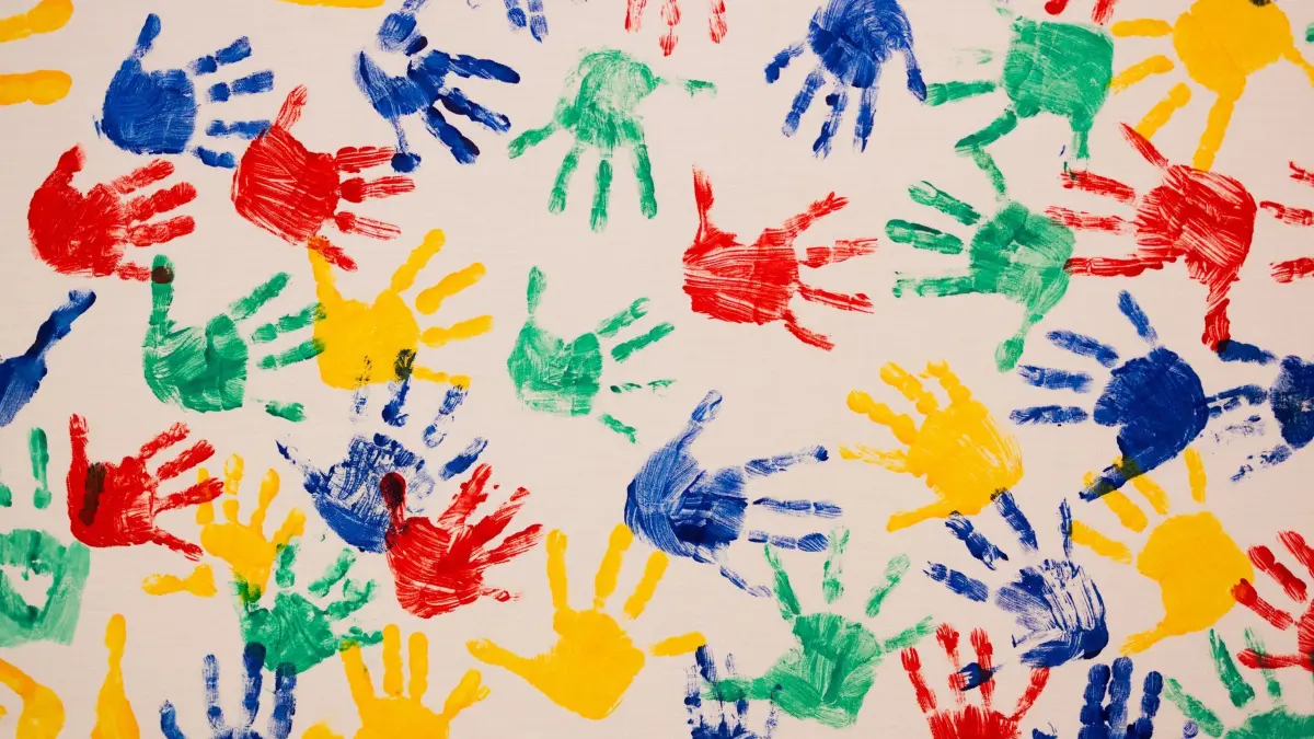 Kitas: ARCHIV - 29.04.2024, Nordrhein-Westfalen, Neuss: Farbige Kinder-Handabdrücke sind in einer Kindertagesstätte (Kita) zu sehen. (Symbolbild) (zu dpa: «Neue Ausbildung zur sozialpädagogischen Assistenz in Kitas») Foto: Rolf Vennenbernd/dpa +++ dpa-Bildfunk +++