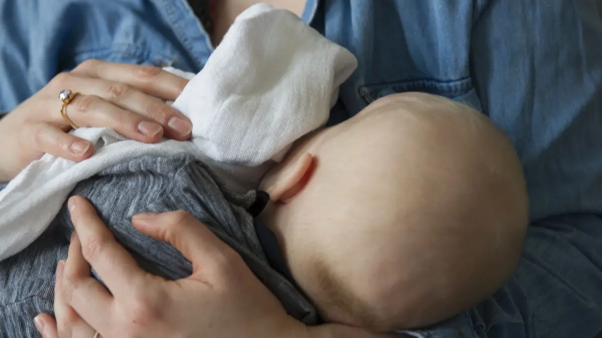 ILLUSTRATION - Eine Frau hält ihren Jungen. Die Weltgesundheitsorganisation WHO empfiehlt Müttern, ihre Neugeborenen im Falle einer Infektion mit dem Coronavirus und nach einer Corona-Impfung weiter zu stillen. (zu dpa «WHO empfiehlt Stillen trotz Corona-Infektion oder -Impfung») +++ dpa-Bildfunk +++