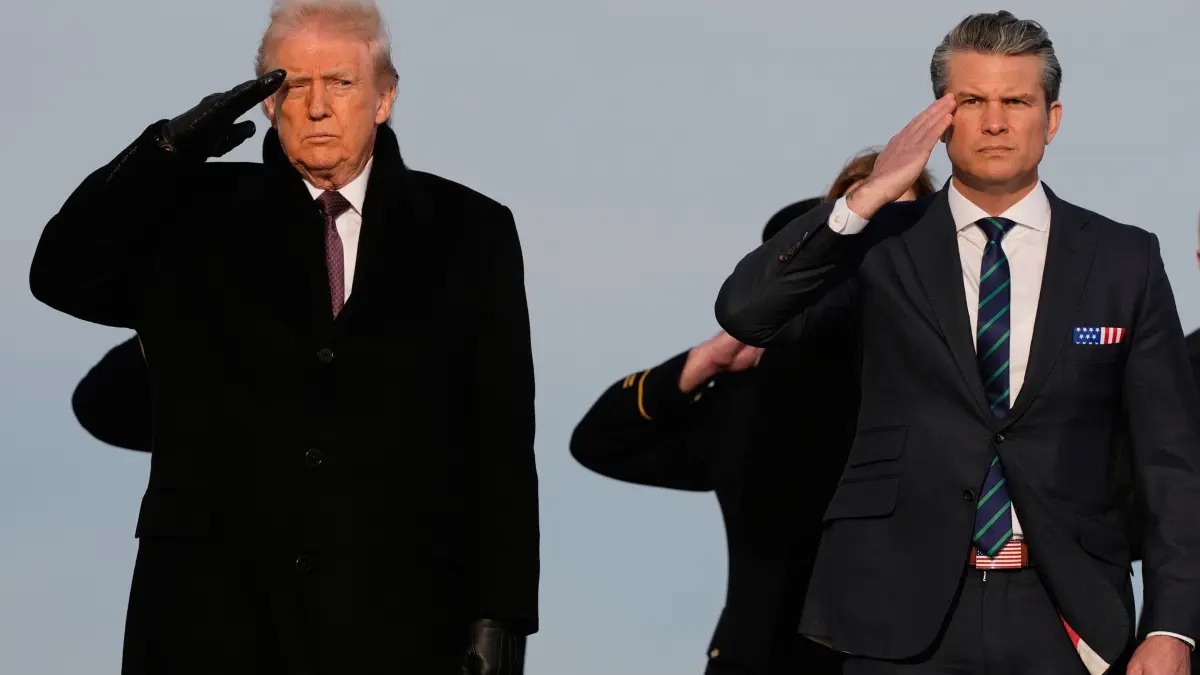 US-Präsident Trump: 17.12.2025, USA, Dover Air Force Base: US-Präsident Donald Trump (l) und Verteidigungsminister Pete Hegseth salutieren, während Transportteams die Überführungsbehälter mit den sterblichen Überresten zweier Soldaten der Iowa National Guard und eines zivilen Dolmetschers, die in Syrien getötet wurden, überführen. Foto: Julia Demaree Nikhinson/AP/dpa +++ dpa-Bildfunk +++