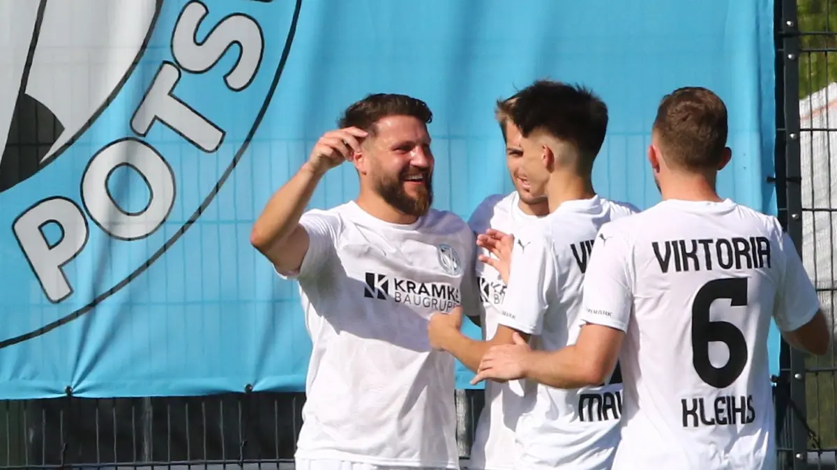 Fußball Landesliga Viktoria Potsdam mit Stürmer Torjäger Tom Nattermann im Spiel gegen Altlüdersdorf
