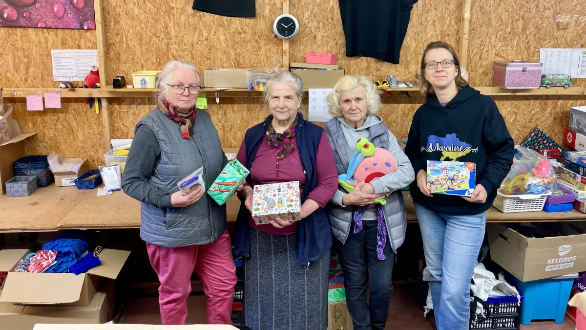Elisabeth Kunze, Luba B, Nina R. und Melanie Hendzlik packen an der Weihnachtsstation in Lobetal Hilfspakete für die Ukraine – auch im Advent läuft die Hilfe weiter.