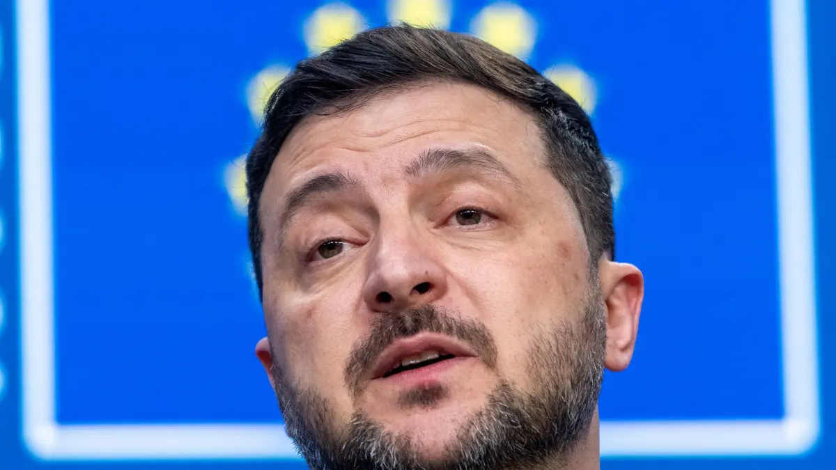 EU-Gipfel: 18.12.2025, Belgien, Brüssel: Wolodymyr Selenskyj, Präsident der Ukraine, spricht nach der ersten Arbeitssitzung beim EU-Gipfel. Topthema ist die Frage, ob künftig in der EU eingefrorene Vermögenswerte der russischen Zentralbank zur Unterstützung der Ukraine genutzt werden können. Foto: Michael Kappeler/dpa +++ dpa-Bildfunk +++