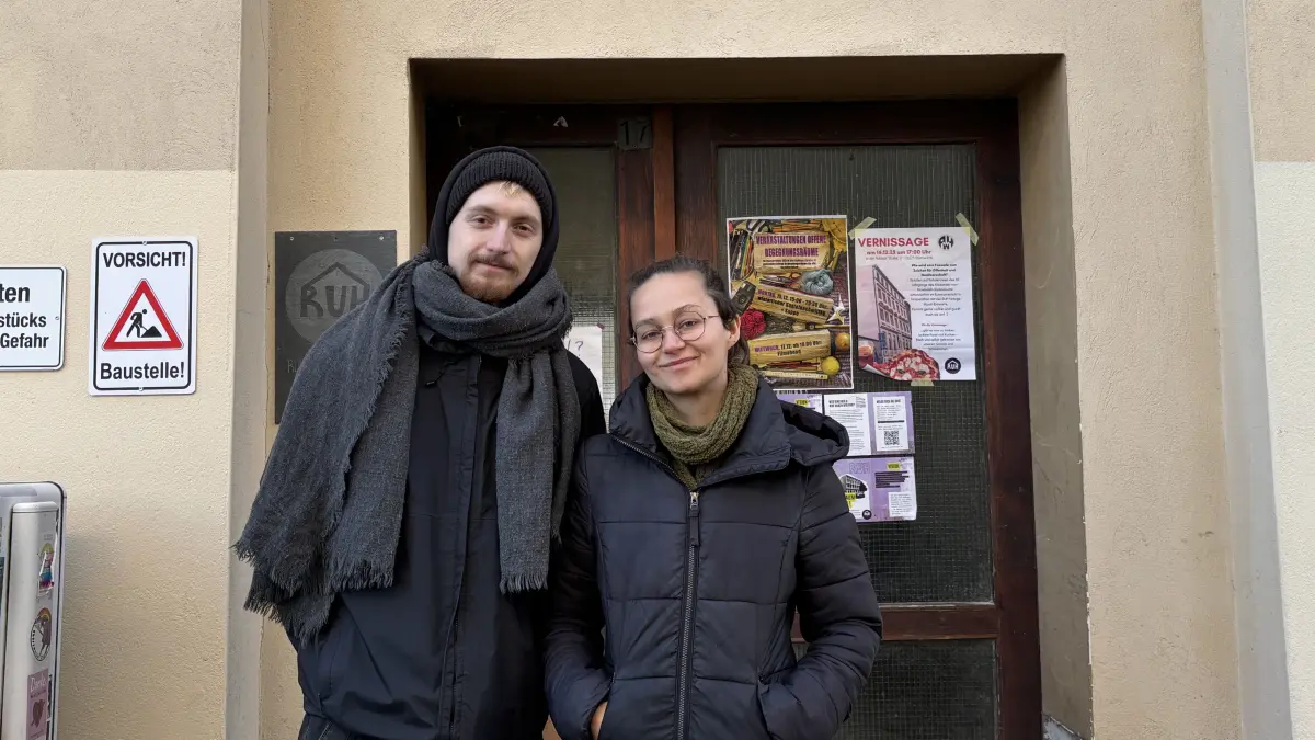 Tim und Djubi vom Hausprojekt in der Ruhlaer Straße 17 in Eberswalde. Zusammen mit 12 anderen Menschen sanieren sie das Haus mithilfe des Mietshäuser-Syndikats. Was treibt die Gruppe von "Ruh.topisch Hausen" an?