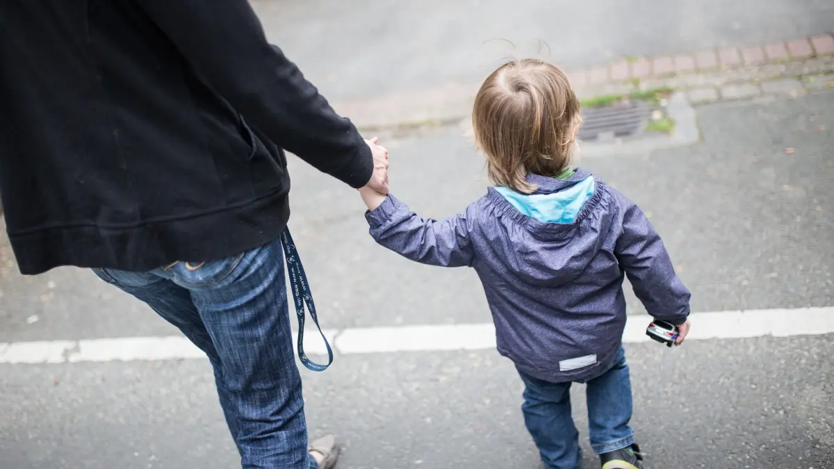 Jedes fünfte Kind in Thüringen lebt bei Mutter oder Vater: ARCHIV - 01.07.2016, Nordrhein-Westfalen, Dortmund: Eine Mutter hält ihren Sohn an der Hand. (zu dpa: «Anteil Alleinerziehender in Thüringen gesunken») Foto: Marcel Kusch/dpa +++ dpa-Bildfunk +++