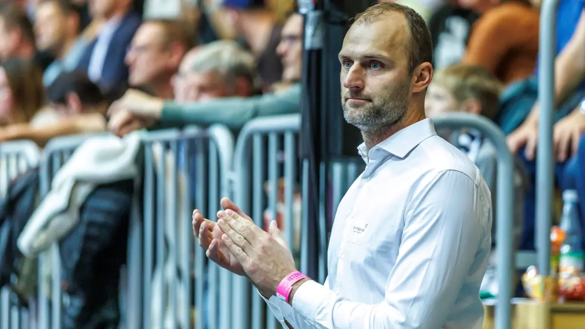 Netzhoppers-Geschäftsführer Dirk Westphal: ARCHIV - 02.11.2024, Brandenburg, Bestensee: Volleyball, Männer: Bundesliga, Netzhoppers KW - Berlin Volleys, Hauptrunde, 7. Spieltag, Paul-Dinter-Halle. Dirk Westpfahl, Geschäftsführer und Sportlicher Leiter der Netzhoppers KW, verfolgt das Spiel. (zu dpa: ««Testballon» und viel Mut: Netzhoppers fordern BR Volleys») Foto: Andreas Gora/dpa +++ dpa-Bildfunk +++