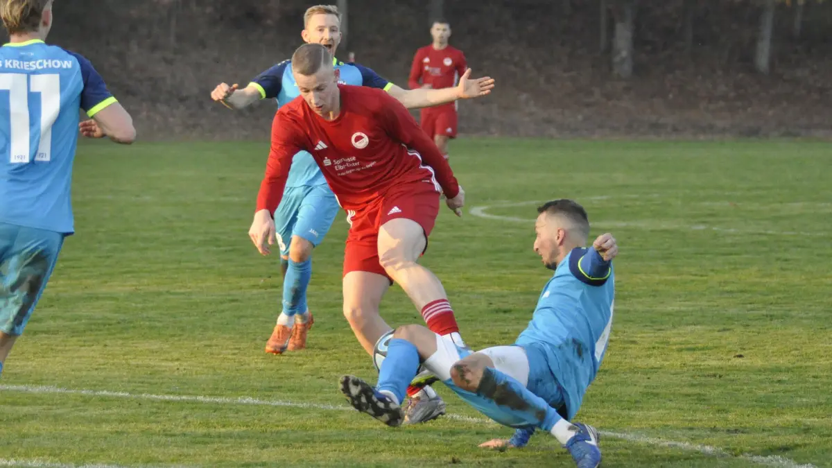 Fußball Landesliga: VfB Hohenleipisch, Torjäger Stürmer Felix Kniesche, früher Dynamo Dresden, 15 Tore in der Hinrunde 2025/26