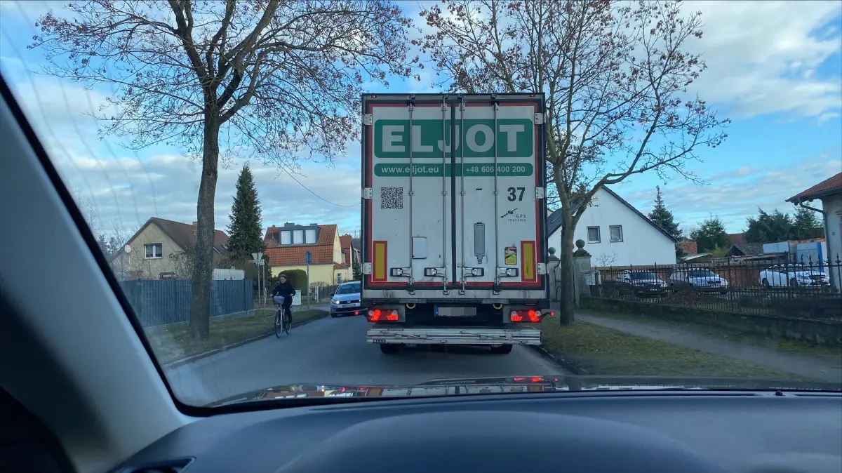 Stau in Fürstenwalde in der Rauener Straße. Dieser polnische Lkw hat sein Ziel womöglich nicht in der Spreestadt, sondern jenseits der Grenze.