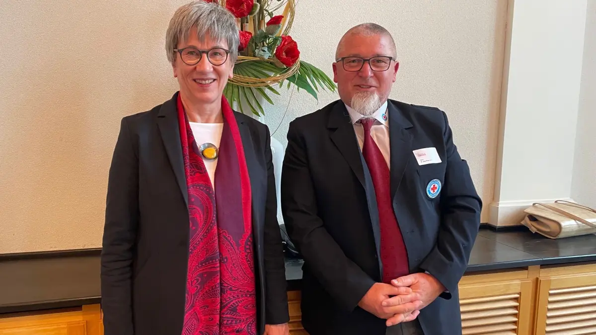Jens Peter Kroll (r.) zusammen mit Kathrin Schneider, Ministerin und Chefin der Staatskanzlei, beim Ehrenamtsempfang des Landes Brandenburg 2025. Er wurde für sein ehrenamtliches Engagement für die Wasserwacht Frankfurt (Oder) ausgezeichnet.