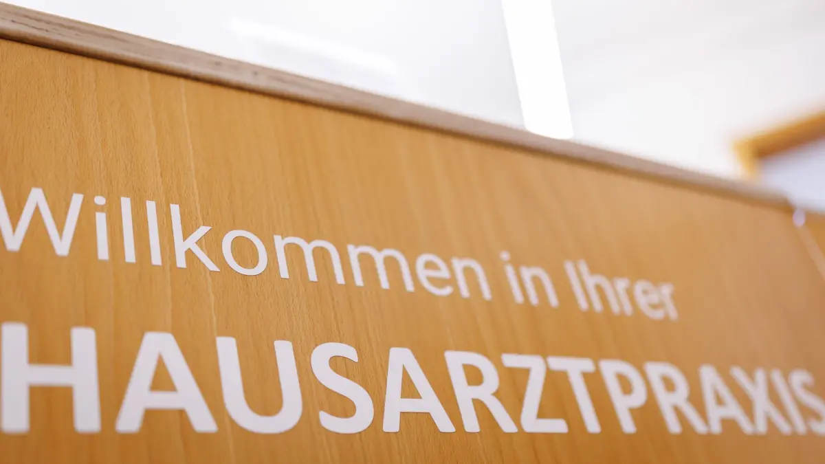 Hausarztpraxis: ARCHIV - 17.03.2025, Bayern, Nürnberg: «Willkommen in Ihrer Hausarztpraxis» steht am Empfang in einer Arztpraxis. (zu dpa: «Kassenärzte sehen Trendwende bei Hausärzten in Bayern») Foto: Daniel Karmann/dpa +++ dpa-Bildfunk +++