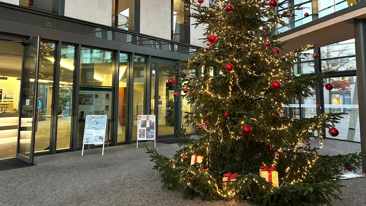 Weihnachtsvorfreude in Eberswalde: Auch im Glaszwischenbau des Paul-Wunderlich-Hauses steht ein festlich beleuchteter Christbaum. Der Gebäudekomplex ist Sitz der Kreisverwaltung Barnim, deren oberster Dienstherr der Landrat ist.