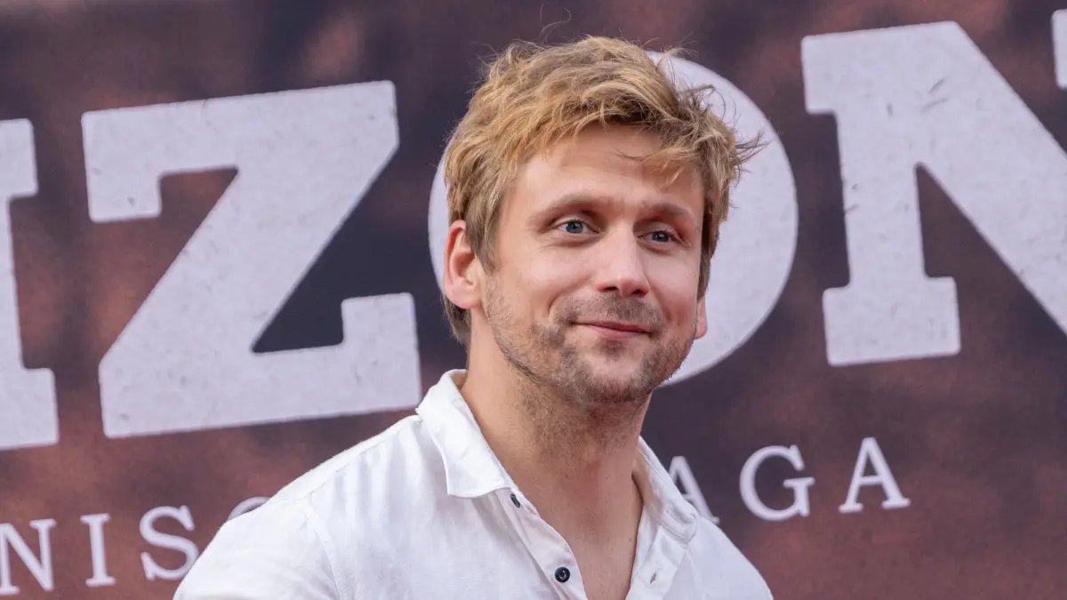 Schauspieler Steve Windolf steht bei der Deutschlandpremiere des Films «Horizon» im UCI Kinowelt Zoo Palast auf dem roten Teppich. +++ dpa-Bildfunk +++