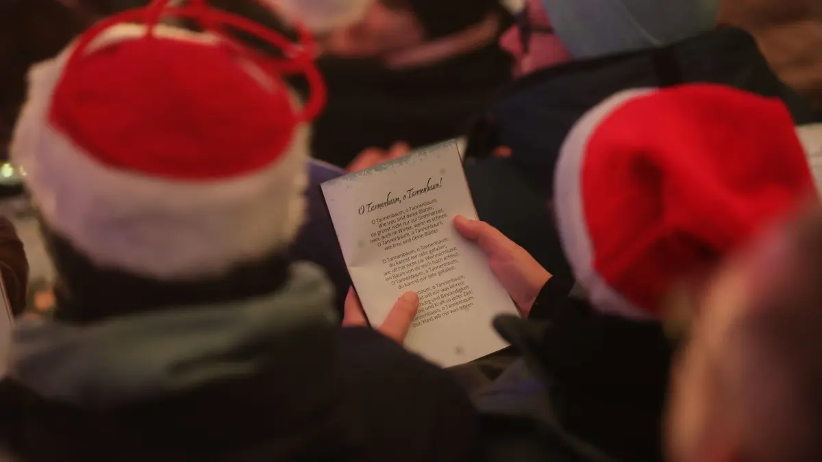 Großes öffentliches Weihnachtssingen im Jenaer Fußballstadion: 19.12.2025, Thüringen, Jena: Mehrere tausend Menschen singen beim großen öffentliches Weihnachtssingen im Jenaer Fußballstadion Weihnachtslieder, begleitet von Musikern der Philharmonie Jena und 20 weiteren Chören. Zum vierten Mal kommen am letzten Freitag vor Weihnachten tausende Gesangsfreudige im Stadion zusammen. Foto: Bodo Schackow/dpa +++ dpa-Bildfunk +++