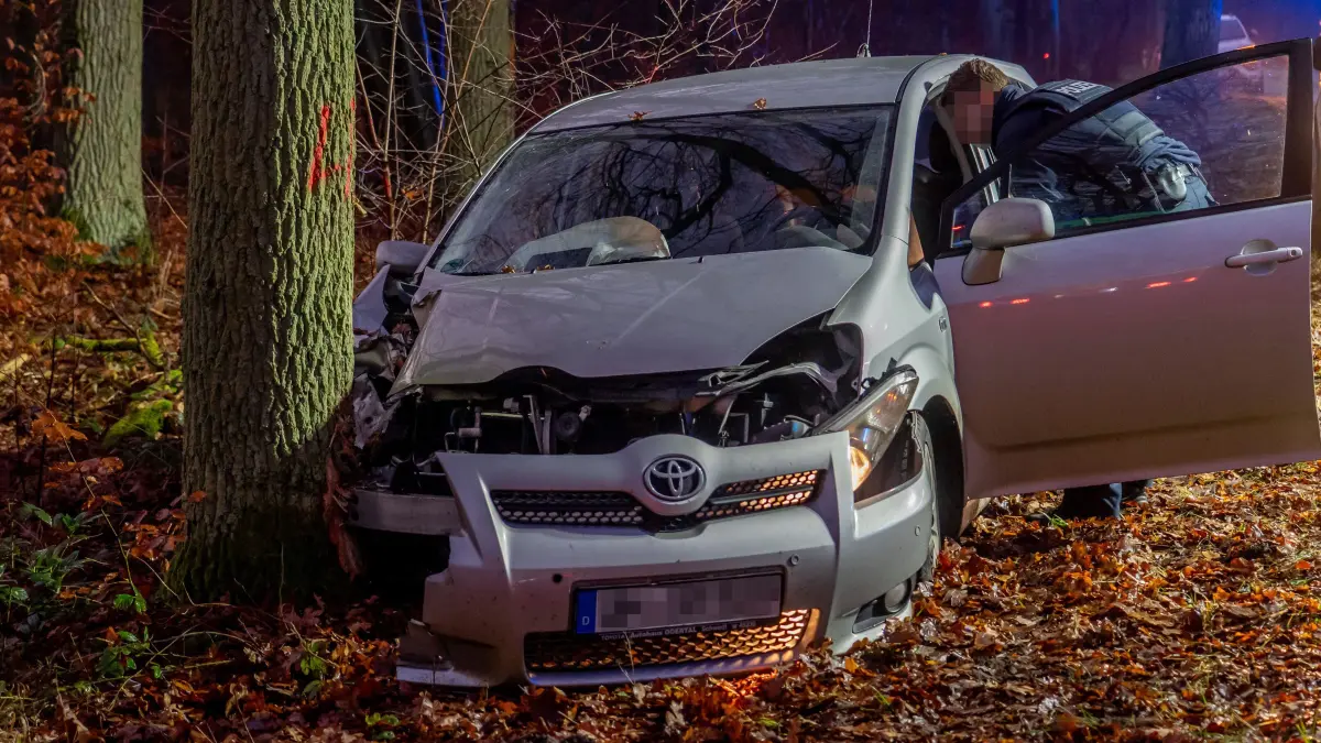 Unfall: Schwedt, 18.12.2025: Unfall L284 - Auf der L284 kollidierte am Freitagmorgen ein Pkw Toyotoa Corolla mit einem Baum.