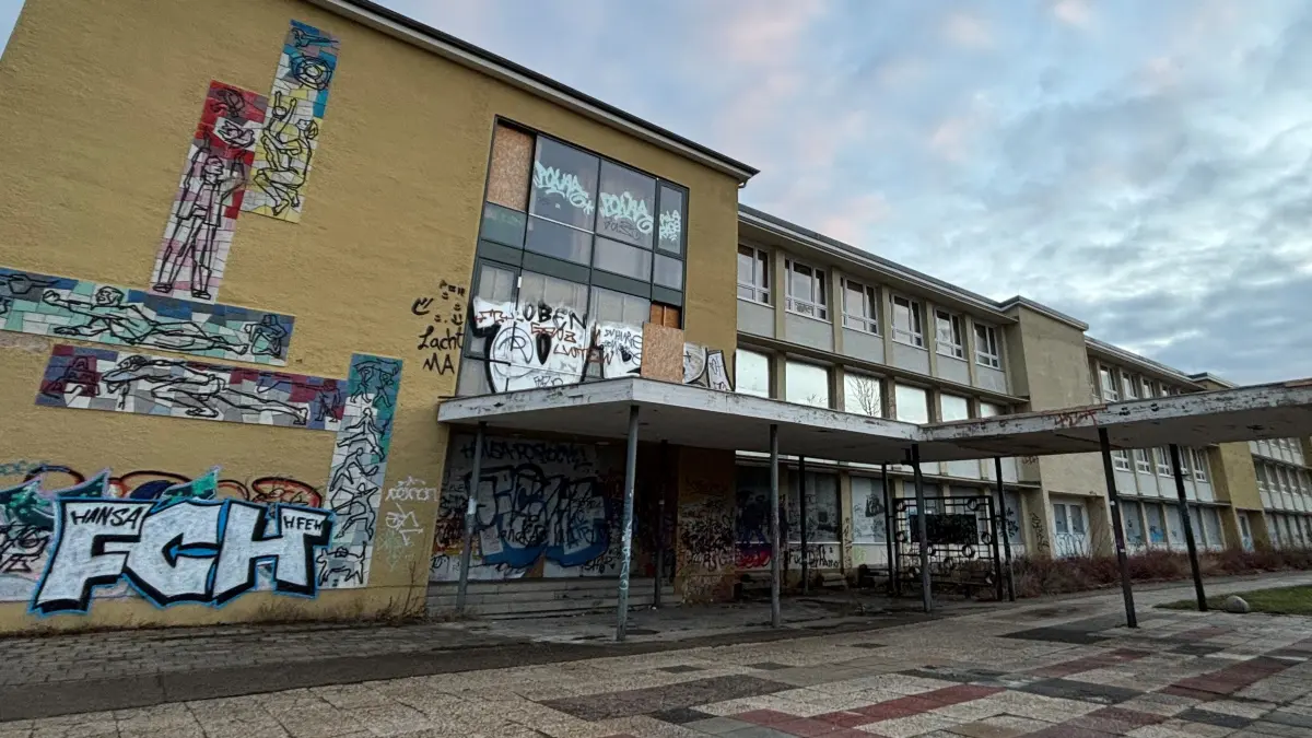 Die ehemalige Schule 5 am Platz der Jugend in Eisenhüttenstadt hat eine bewegte Geschichte und unsichere Zukunft.