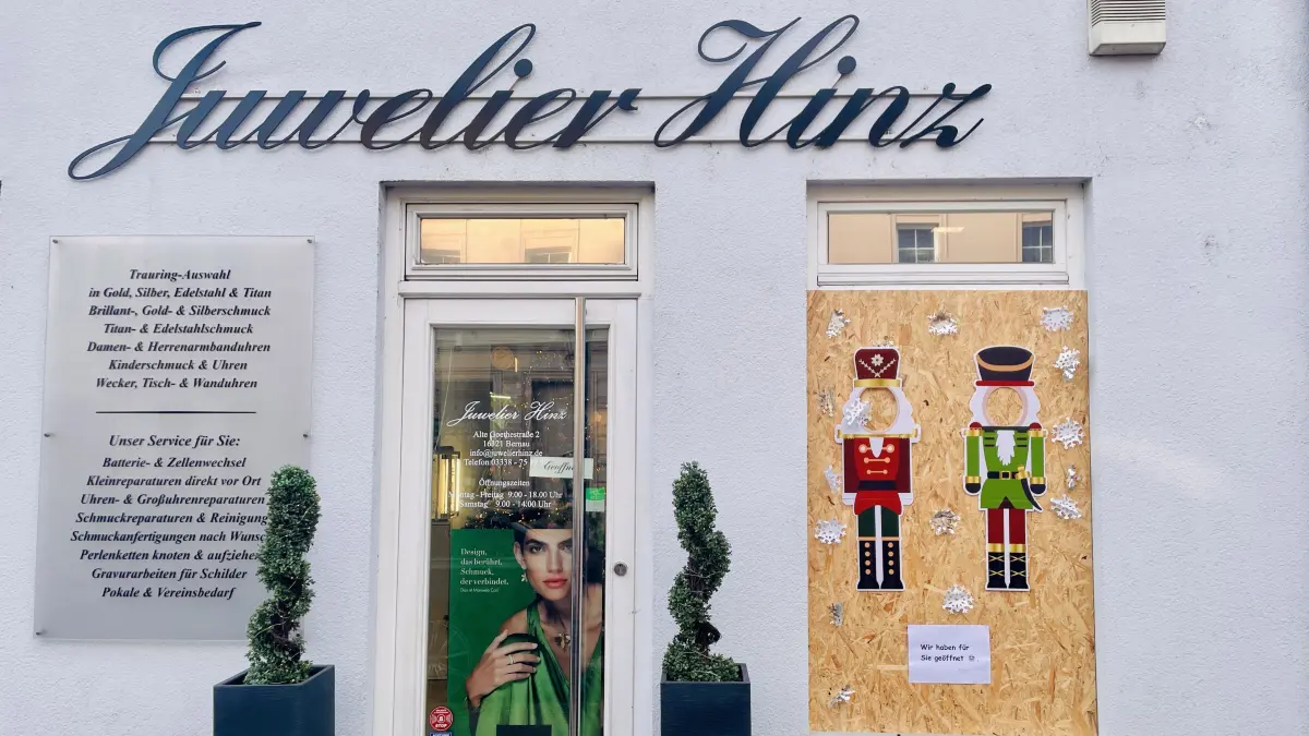 Nach dem erneuten Einbruchsversuch bleiben die Schaufenster von Juwelier Hinz in der Alten Goethestraße verbarrikadiert und leer.