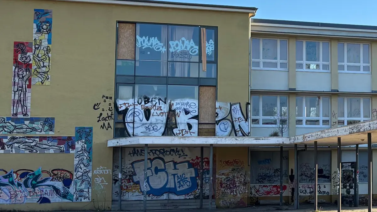 Die ehemalige Schule 5 am Platz der Jugend in Eisenhüttenstadt hat eine bewegte Geschichte und unsichere Zukunft.