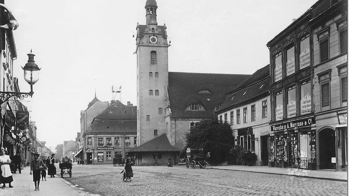 Beliebte Shopping-Adresse am Fürstenwalder Marktplatz: das Kaufhaus Marcuse (rechts), hier zu sehen auf einem Foto aus der Zeit um 1910.