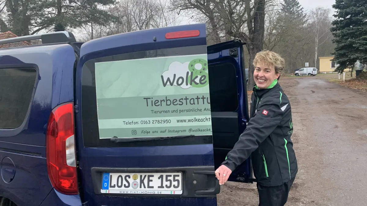 Steffi Kuhl-Eltz an ihrem Firmenfahrzeug. Mit ihrer Partnerin gründete sie in Fürstenwalde eine Tierbestattung.