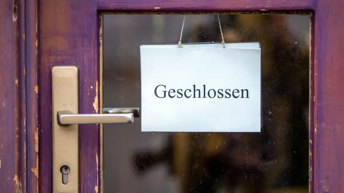 Ein Schild mit der Aufschrift «Geschlossen» hängt während der Corona-Pandemide an der Tür eines Gschäft. Für die in der Corona-Krise eingeführte Starthilfe und Marktpräsenzprämie für Unternehmen hat Mecklenburg-Vorpommern bislang insgesamt rund 4,5 Millionen Euro ausgezahlt. (zu dpa "Millionen für Starthilfe und Marktpräsenzprämie in MV ausgezahlt") +++ dpa-Bildfunk +++