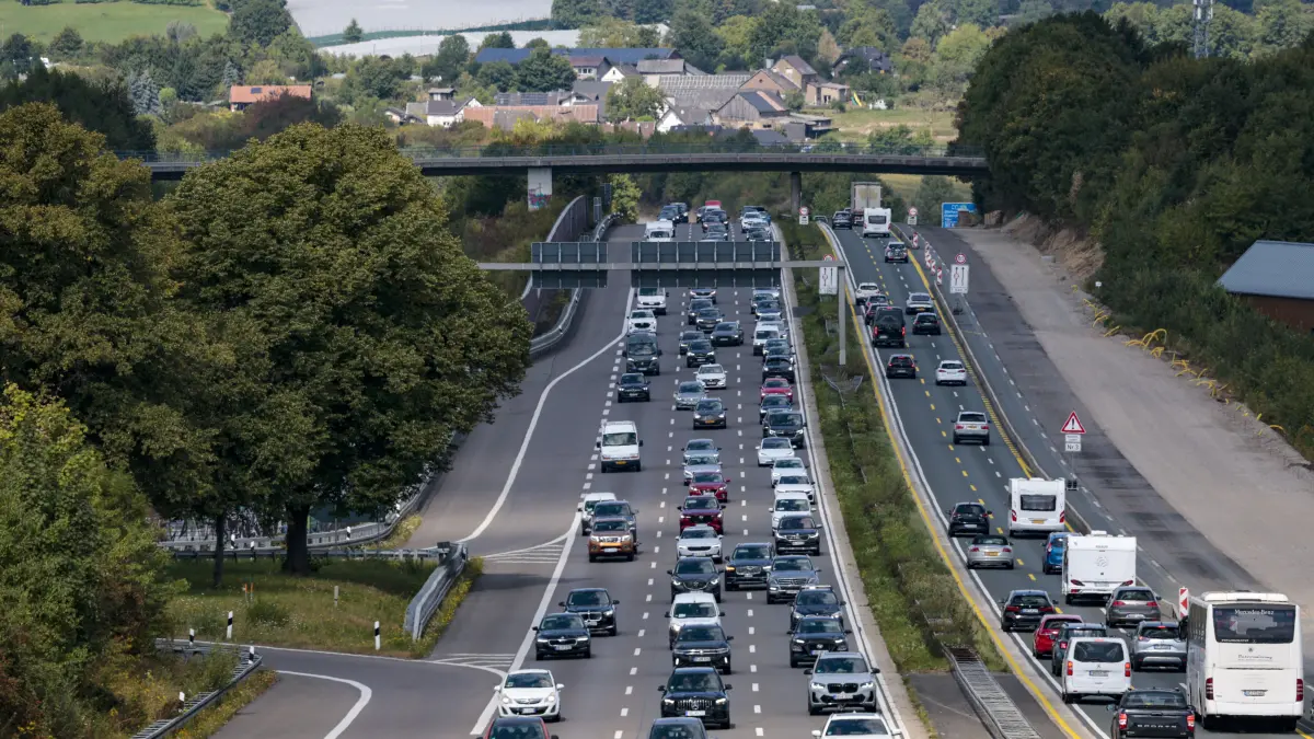 Zahlreiche Autos fahren am Ende der Sommerferien auf der Autobahn A3. In Nordrhein-Westfalen enden an diesem Wochenende die Schulferien. +++ dpa-Bildfunk +++