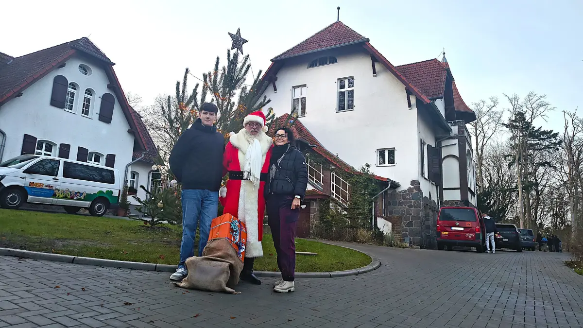 Henry Pepinski (in rot), Antje Ortel und Paul Hesse vor der Bergvilla in Joachimsthal. Sie sorgten dafür, dass es wenig später viele strahlende Kinderaugen gab.