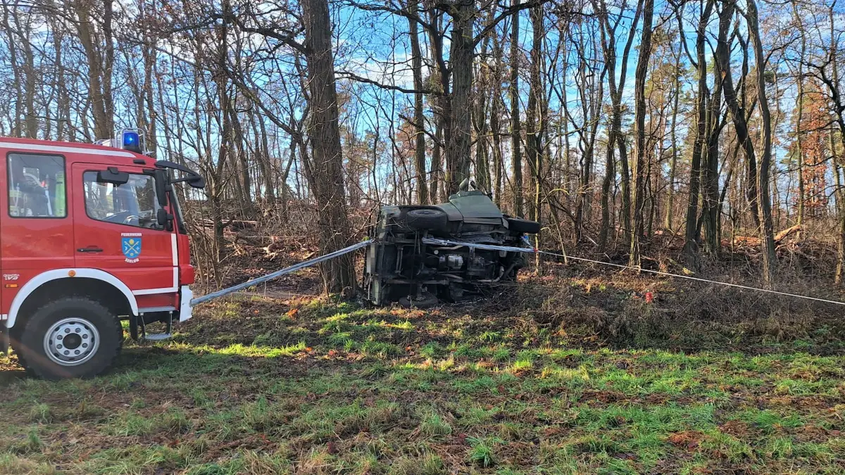 Tödlicher Unfall bei Seelow: Ein Mann (57) stieß zwischen Alt Rosenthal und Görlsdorf (Gemeinde Vierlinden) mit einem Baum zusammen und verstarb noch an der Unfallstelle.