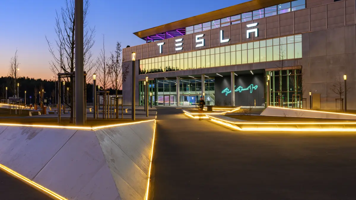 Abend über der Tesla Gigafactory Berlin-Brandenburg. Die IG Metall ist im Streit mit dem Unternehmen. Von einer Güteverhandlung hat sich die Gewerkschaft mit schweren Vorwürfen zurückgezogen. (Symbolbild)