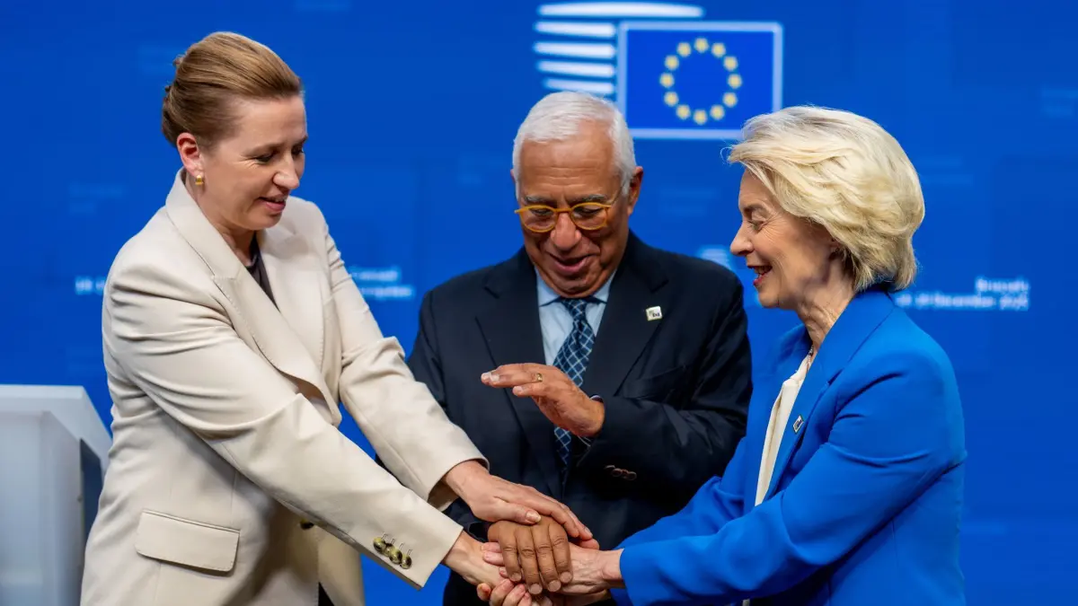 EU-Gipfel: 19.12.2025, Belgien, Brüssel: Ursula von der Leyen (r), Präsidentin der EU-Kommission, steht neben António Costa, Präsident des Europäischen Rates, und Mette Frederiksen (l), Ministerpräsidentin von Dänemark bei der Pressekonferenz nach dem EU-Gipfel. Topthemen waren die Frage, ob künftig in der EU eingefrorene Vermögenswerte der russischen Zentralbank zur Unterstützung der Ukraine genutzt werden können und das Mercosur Abkommen. Foto: Michael Kappeler/dpa +++ dpa-Bildfunk +++