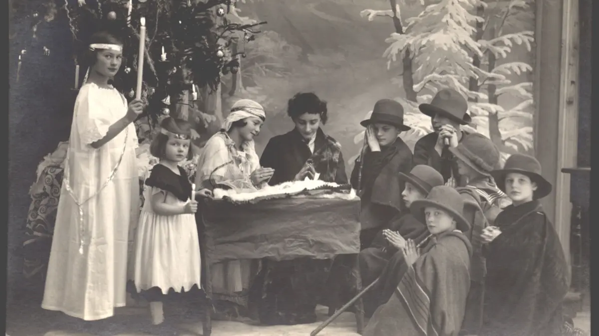 Krippenspiel Frankfurter Kinder mit dazugehörigem Christbaum im Jahr 1924.
