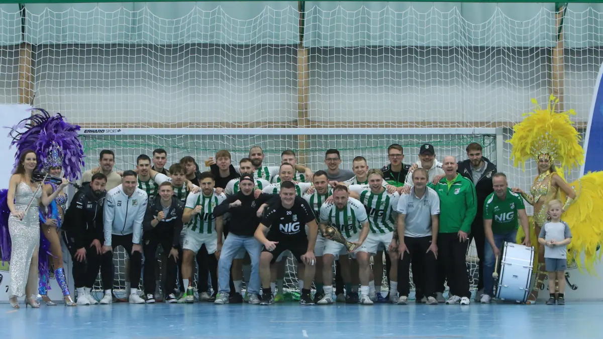 Hallenfußball Eintracht Alt Ruppin, 1. Weihnachtsturnier vor 400 Zuschauern im Sportcenter Neuruppin, Sieg an Alt Ruppin vor MSV Neuruppin und SV 90 Fehrbellin, TSV Wustrau (4.), Langener SV 02 (5.)
