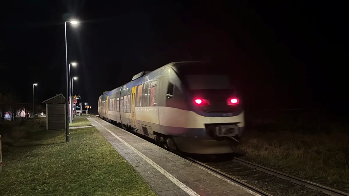 Ein Zug der RB26 im Bahnhof Obersdorf: Mit Einsetzen des Winterfahrplans endet ein Spätzug schon in Müncheberg und fährt ohne Fahrgäste weiter bis Küstrin-Kietz.