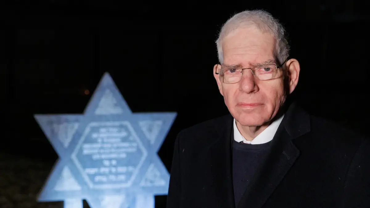 Präsident des Zentralrats der Juden in Deutschland: ARCHIV - 08.11.2023, Bayern, Würzburg: Josef Schuster, Präsident des Zentralrats der Juden in Deutschland, steht vor einem Gedenkstein am ehemaligen Standort der Würzburger Hauptsynagoge. (zu dpa: «Zentralratspräsident: Zustände für Juden unhaltbar») Foto: Daniel Karmann/dpa +++ dpa-Bildfunk +++