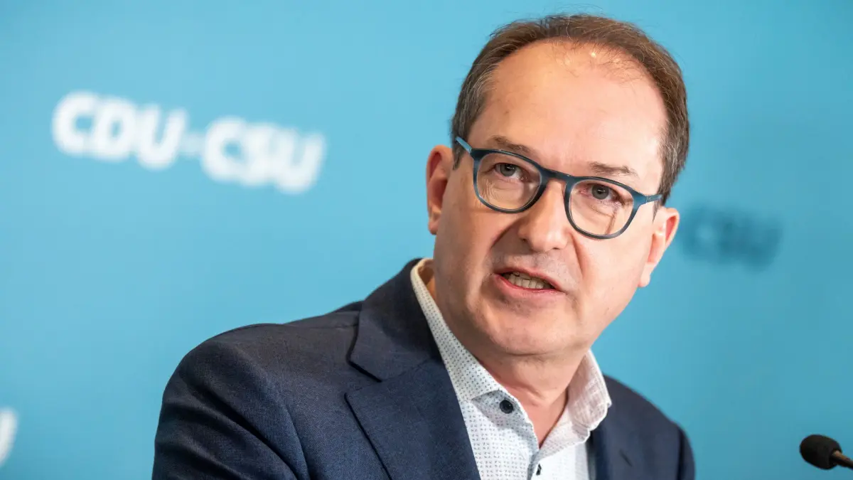 Bundestag - Einigung über Finanzpaket: ARCHIV - 14.03.2025, Berlin: Alexander Dobrindt, CSU-Landesgruppenchef, gibt nach der Fraktionssitzung im Bundestag ein Statement. Die Fraktionsspitzen von Union, SPD und Grünen haben sich nach langen Diskussionen um ein milliardenschweres Verteidigungs- und Infrastrukturpaket geeinigt. (zu dpa: «Grenzkontrollen: Mehr als 1.500 Abgewiesene beantragten Asyl») Foto: Michael Kappeler/dpa +++ dpa-Bildfunk +++