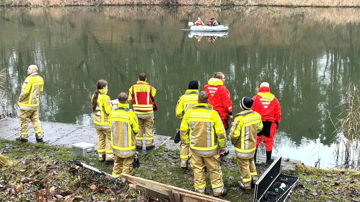 Einsatz in Eberswalde: Am Teufelssee läuft eine Suchaktion, an der neben der Polizei-Inspektion Barnim auch die Freiwilligen Feuerwehren aus Ladeburg, Britz und Liepe beteiligt sind.