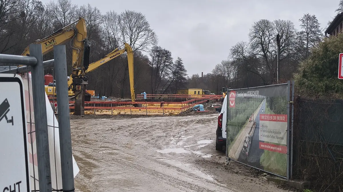 Gelbe Rohre in der Schleusenkammer an der Schleuse Wolfswinkel. Sie sorgen für Stabilität bei den laufenden Baumaßnahmen.