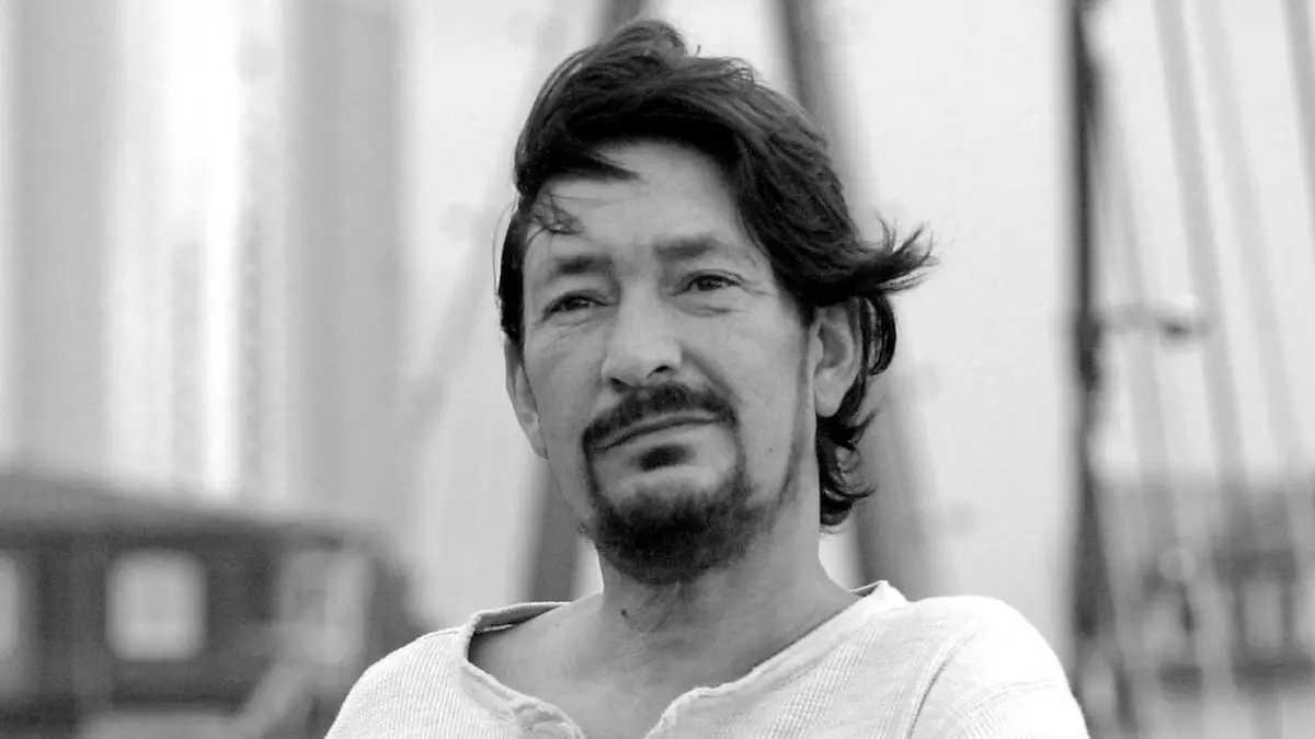 Sänger Chris Rea ist tot: ARCHIV - 17.05.2000, Hessen, Frankfurt/Main: Der irische Musiker Chris Rea steht für Fotoaufnahmen auf dem Holbeinsteg. Der britische Sänger Chris Rea ist tot. Er starb am Montagmorgen im Alter von 74 Jahren nach kurzer Krankheit. Foto: Oliver Stratmann/dpa +++ dpa-Bildfunk +++