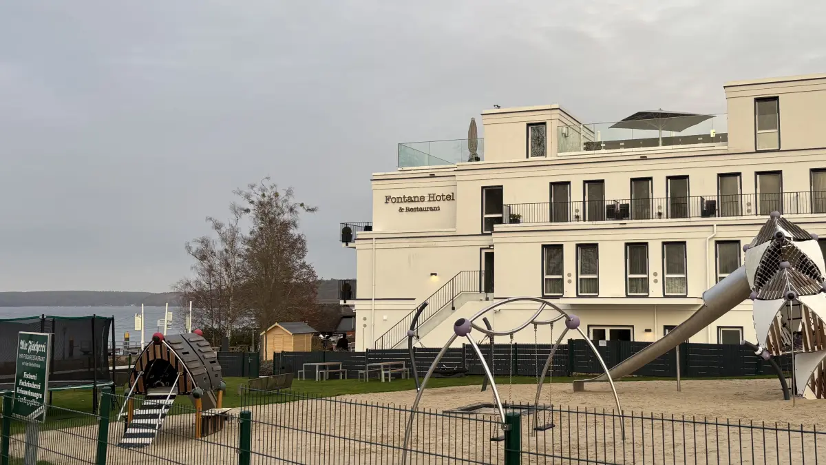 Fontanehotel in Altenhof. Auf der Fläche dieses Spielplatz soll eine Erweiterung des Hotels gebaut werden.