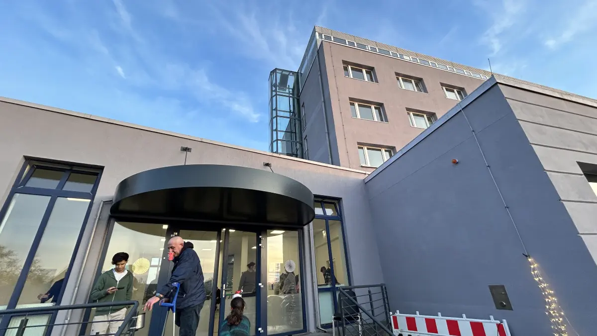 Das ehemalige Hotel "Seeblick" in Flecken Zechlin bei Rheinsberg ist seit September 2025 ein Flüchtlingsheim. Hier leben auch Menschen mit Handicap. So sieht der Alltag aus.