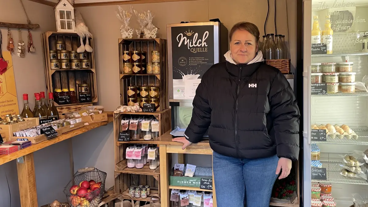 Ein kleiner Hofladen in Biegen bietet zu regionalen Produkten auch Produkte aus dem Hof von Vivienne Brose an. Das Fleisch ist