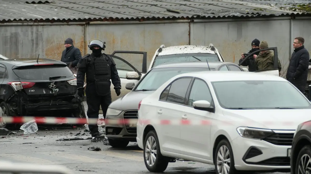 Russischer General durch Bombe in Moskau getötet: 22.12.2025, Russland, Moskau: Ermittler arbeiten am Tatort, an dem Generalleutnant Fanil Sarwarow, Leiter der Direktion für operative Ausbildung des Generalstabs der russischen Streitkräfte, durch einen unter seinem Auto platzierten Sprengsatz in Moskau getötet wurde. Foto: Uncredited/AP/dpa +++ dpa-Bildfunk +++