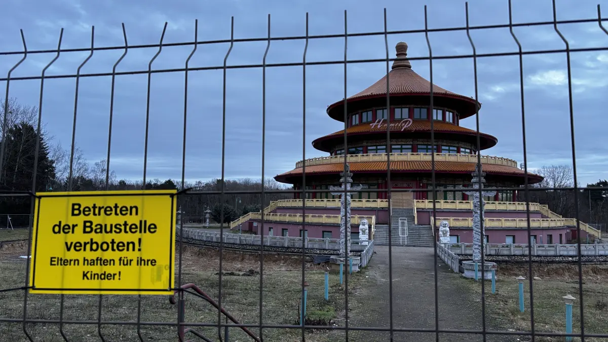 Lost Place in Hohen Neuendorf: Das ehemalige asiatische Restaurant Himmelspagode in Hohen Neuendorf ist aus Angst vor Vandalismus eingezäunt und verbarrikadiert. Ob das markante Gebäude gerettet werden kann, ist offen. Es gibt Überlegungen, den geplanten Abriss schneller zu realisieren.
