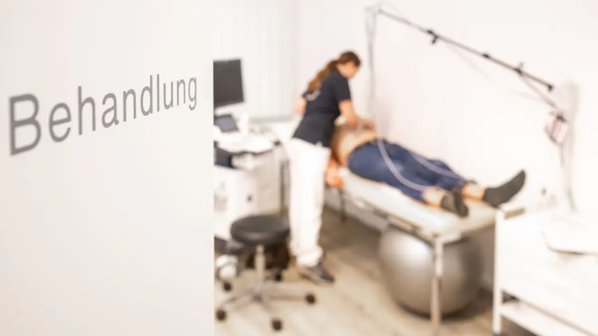 Ein Behandlungszimmer einer Hausarztpraxis: ILLUSTRATION - Höhere Zusatzbeiträge machen die Krankenversicherung teurer – doch lohnt es sich, die Kasse zu wechseln? (zu dpa: «Steigende Zusatzbeiträge: Lohnt sich der Kassenwechsel?») Foto: Benjamin Nolte/dpa-tmn - Honorarfrei nur für Bezieher des dpa-Themendienstes +++ dpa-Themendienst +++