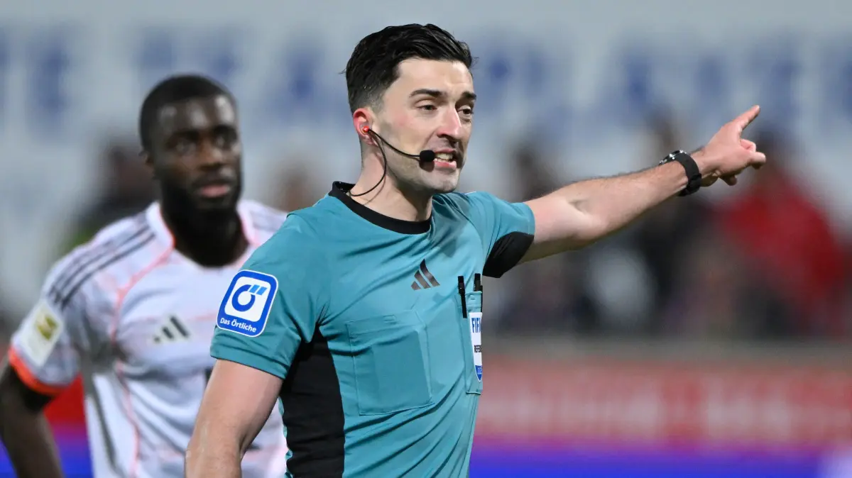 GER, 1. FC Heidenheim vs. FC Bayern Muenchen, Fussball, 1. Bundesliga, Spieltag 15, Spielzeit 2025/2026, 21.12.2025: Schiedsrichter Referee Florian Badstuebner Gestik Geste Dayot Upamecano FC Bayern Muenchen FCB (02)
GER, 1. FC Heidenheim vs. FC Bayern Muenchen, Fussball, 1. Bundesliga, Spieltag 15, Spielzeit 2025/2026, 21.12.2025
DFL REGULATIONS PROHIBIT ANY USE OF PHOTOGRAPHS AS IMAGE SEQUENCES AND/OR QUASI-VIDEO
Foto: Eibner-Pressefoto/Michael Weber