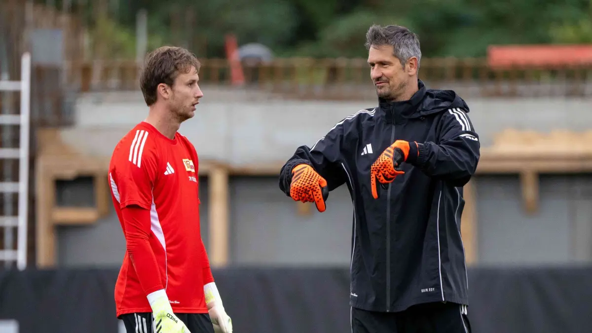 1. FC Union Training 2025/26: Fußball, Herren, Saison 2025/2026, 1. Bundesliga, 1. FC Union Berlin, Training, v. l. Torhüter Frederik Rönnow (1. FC Union Berlin), Torwarttrainer Michael Gspurning (1. FC Union Berlin), 16.09. 2025, Foto: Matthias Koch